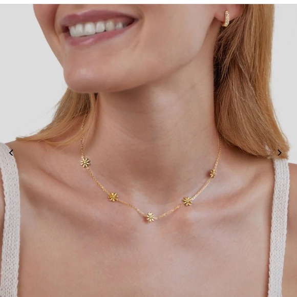 18K Gold Plated Floral Necklace*Dainty Necklace*Flower*Daisy*Waterproof Jewelry - Picture 6 of 10